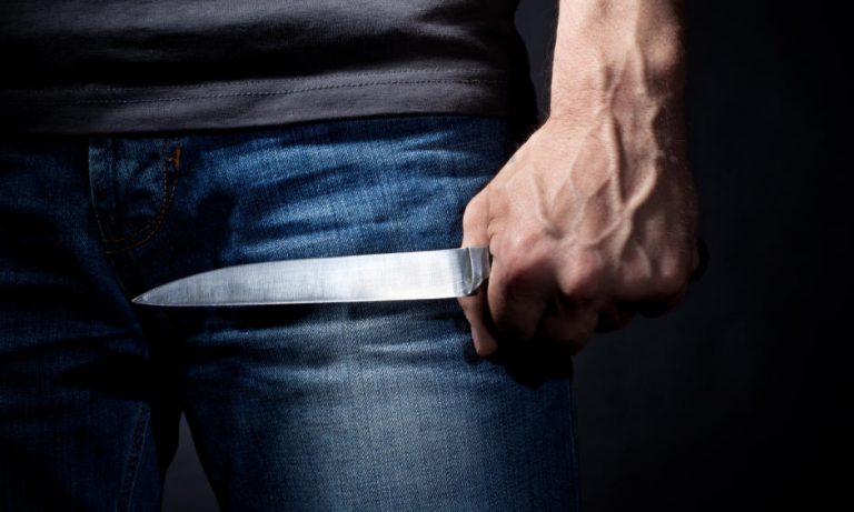 Flüchtling sticht Priester nieder