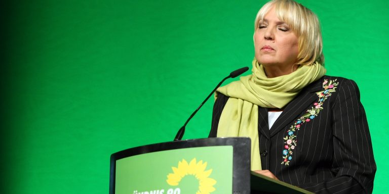 Mitten im Bundestag: Claudia Roth erhält ein Päckchen Drogen