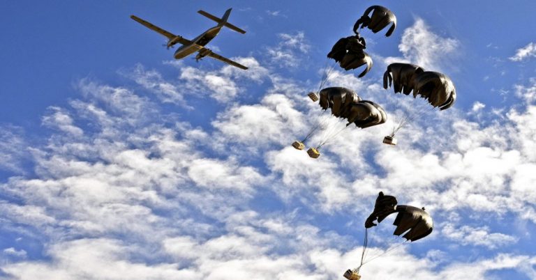 Irakische Armee schießt zwei britische Flugzeuge ab. An Bord: Waffen für den Islamischen Staat