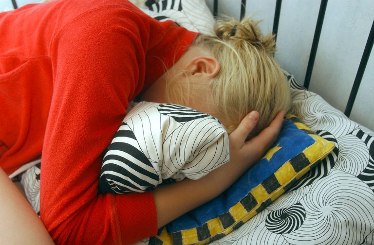 Frau von zwei Männern sexuell missbraucht