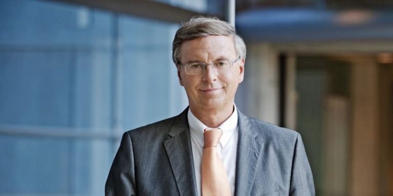 CDU-Politiker Wolfgang Bosbach packt aus: „Merkel-Regime bricht geltendes Recht!“