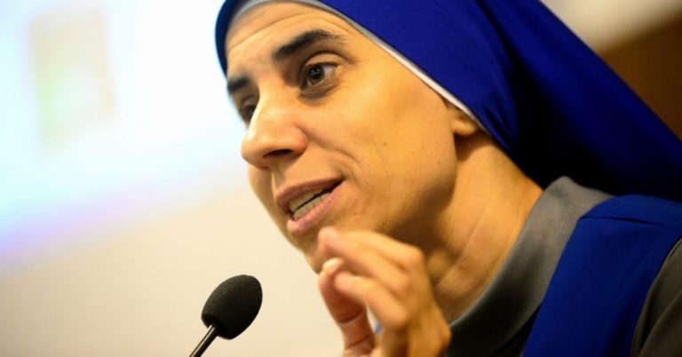 Nonne aus Aleppo zerpflückt in 1 Minute die westlichen Medien-Lügen zu Syrien