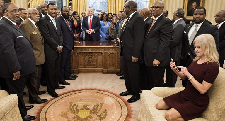Zu leger? Benehmen von Trump-Beraterin bei Empfang im Weißen Haus empörend