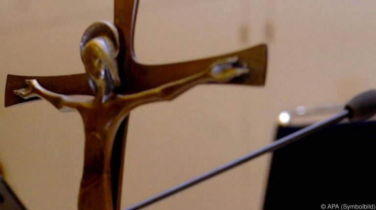 NEOS wollen auch das Kreuz aus Gerichten verbannen
