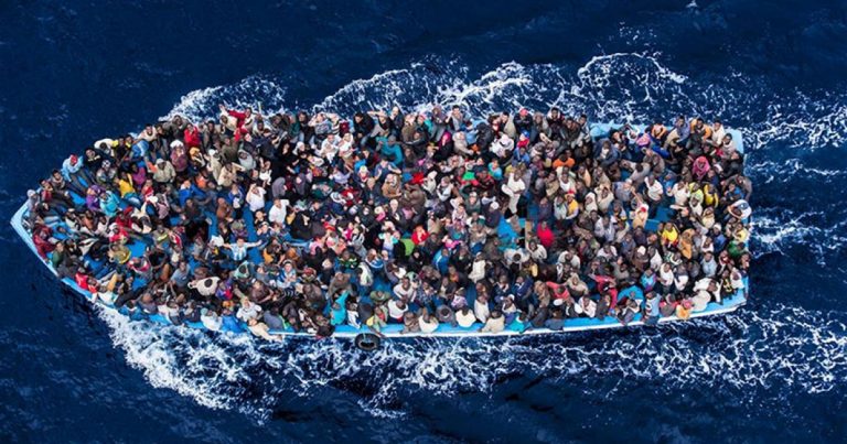 Traumatisiert? Flüchtlinge feiern Party auf Schlepperboot während Überfahrt nach Europa