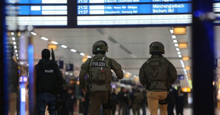 Gütersloh, NRW: SEK-Einsatz beendet, Täter überwältigt – Zwei Verletzte nach Messer-Attacke in Kreisverwaltung