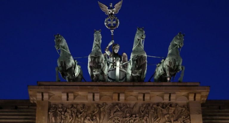 Brandenburger Tor erstrahlt nun doch in Russland-Farben – zumindest im Netz
