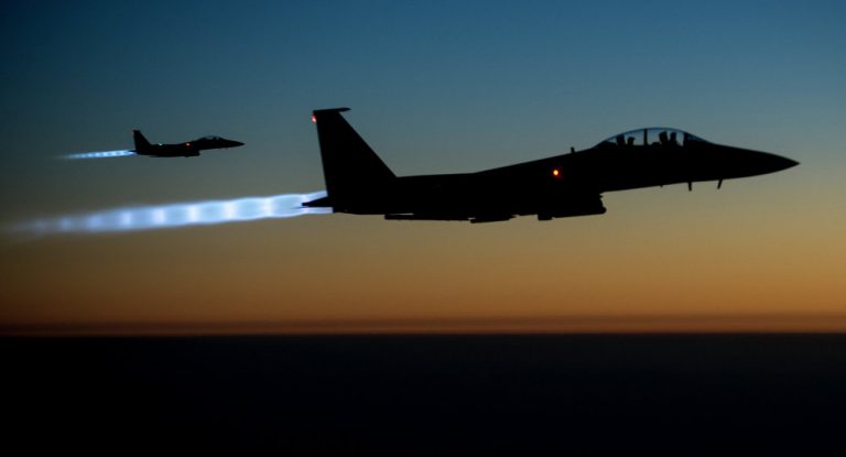 Syrien: US-Koalition bombardiert IS-Chemiewaffenlager – Hunderte Todesopfer
