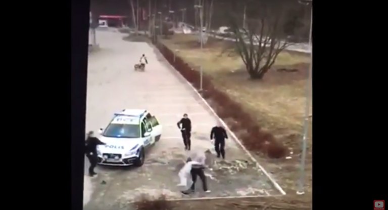 Flüchtling schlägt schwedische Polizistinnen in die Flucht – VIDEO