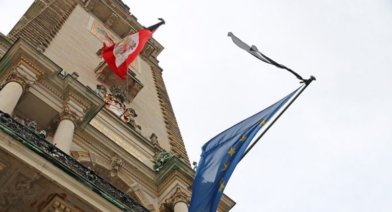 Ein Beispiel für Berlin: Hamburg zeigt Mitgefühl und beflaggt Rathaus zur Trauer
