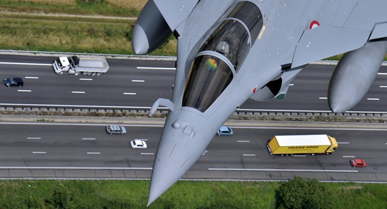 „Sensation“: Deutsche Autobahnen sind „getarnte“ Flugplätze für Kriegsfall