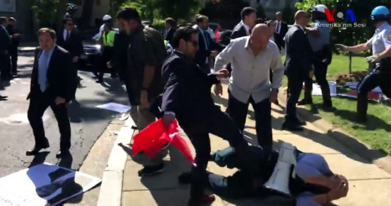 Erdogan-Bodyguards verprügeln Demonstranten vor Botschaft