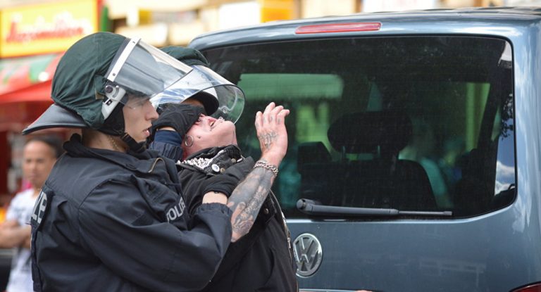 Identitären-Demo stößt auf Gegenproteste – Polizei nimmt nur Linke fest VIDEO