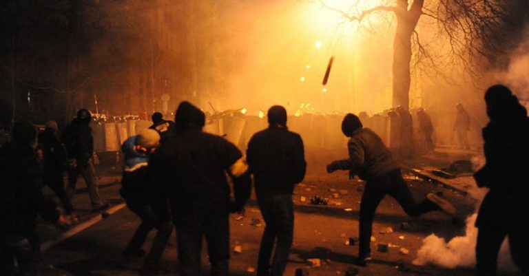 Rigaer Straße Berlin-Friedrichshain Krawalle in Berlin: Brennende Barrikaden und verletzte Polizisten