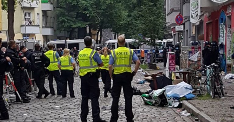 „Friedel 54“ in Berlin Räumung von Szenelokal: Antifa-Mordversuch auf Polizisten