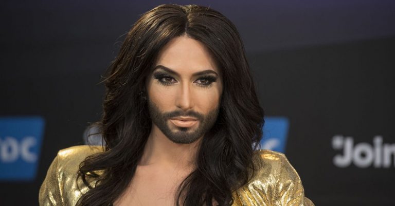 Conchita Wurst singt Hymne mit „Töchtern“ – und wird ausgebuht