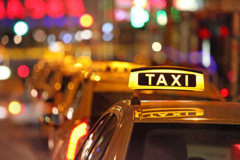 1,2 Millionen Euro für Taxifahrten in Sachsen: AfD beklagt Steuergeldverschwendung für Asylbewerber