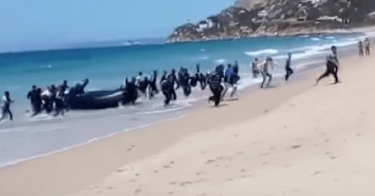 Schockvideo: Afrikaner stürmen spanischen Badestrand