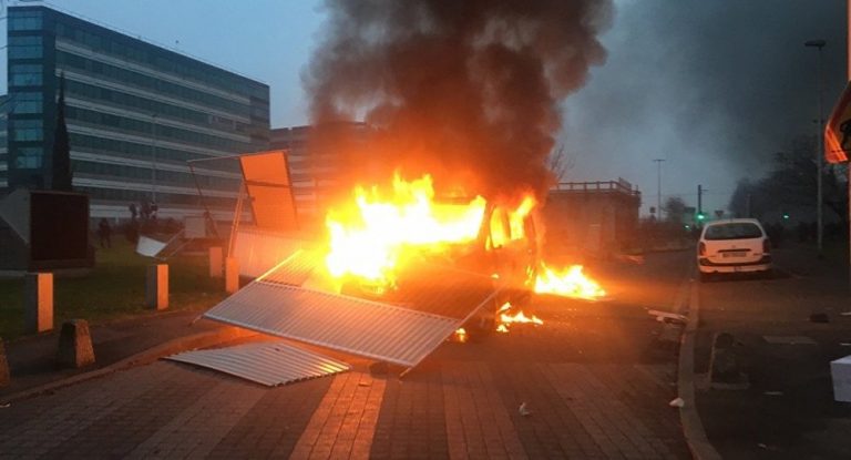 Unruhen zum Jahreswechsel in Frankreich: Über tausend Autos in Flammen aufgegangen