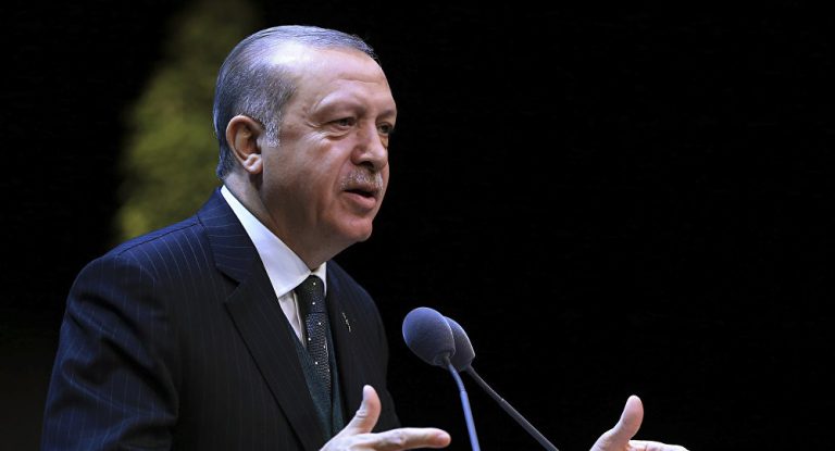 „Wir reißen ihnen die Köpfe ab“: Erdogan droht mit baldiger Operation in Syrien