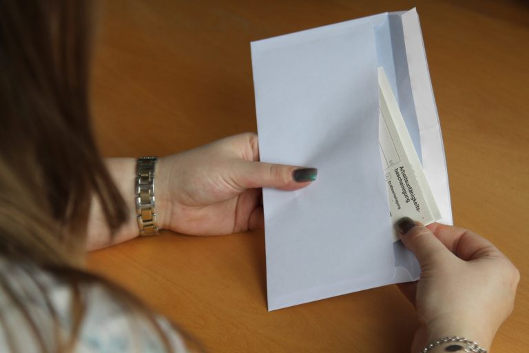 Krankgeschrieben? Bescheinigung sofort bei der Krankenkasse einreichen