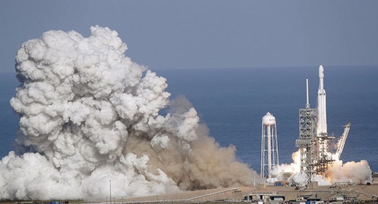 Erwartungen nicht erfüllt: „Falcon Heavy“-Antriebsstufe stürzt bei Landung ins Meer
