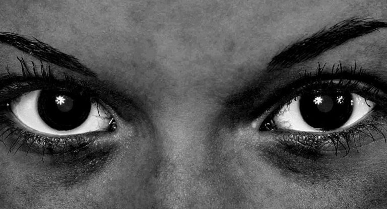 Selbsthass? Amerikanerin reißt sich selbst die Augen heraus