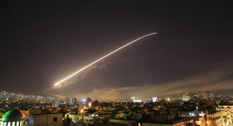 Auf Trumps Befehl: Damaskus und weitere Ziele in Syrien unter Raketenbeschuss
