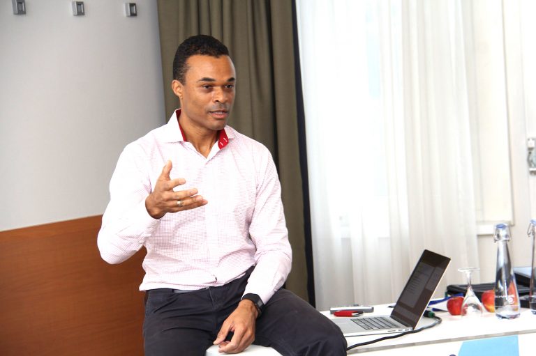 Ray Popoola: „Wer die richtigen Entscheidungen trifft, spart sich Umwege und Schmerzen“