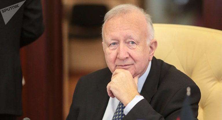 „Frau Merkel kriecht unter dem Teppich daher“ – Willy Wimmer