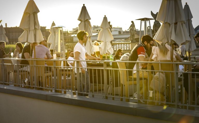 DIE DACHTERRASSE DES HOTEL DE ROME IST DER HOTSPOT DER HAUPTSTADT