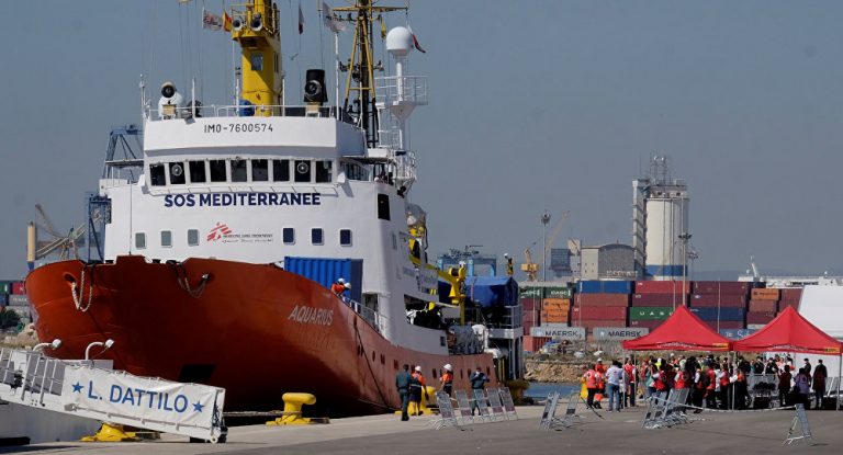 630 Migranten gehen in Spanien unter Applaus an Land