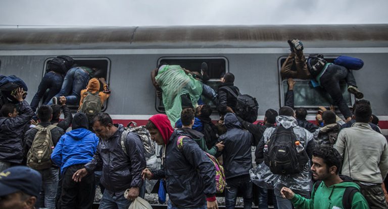 VIDEO: Hunderte Migranten wollen Kroatiens Grenze stürmen – Polizei setzt Gas ein