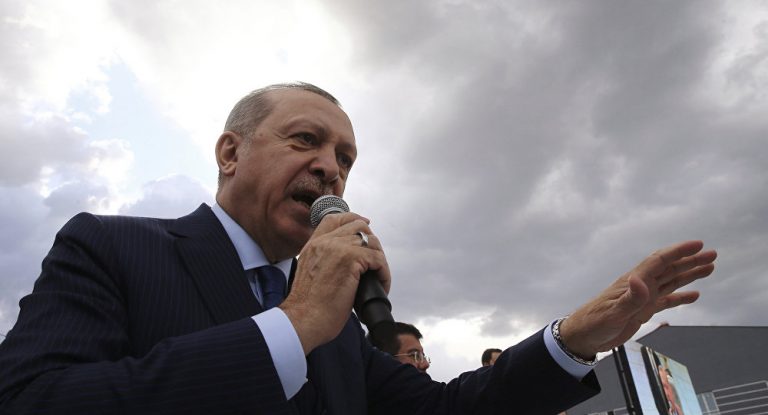 „Sie zwingen uns nicht in die Knie“: Erdogan verspricht Antwort auf Druck der USA