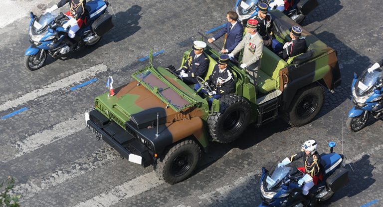 Macron lässt Panzer rollen – und setzt Dämonen frei