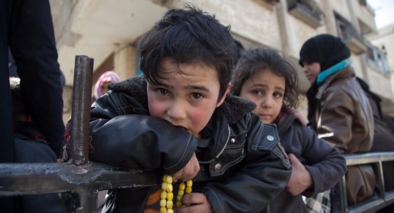 Muallim: „Weißhelme“ entführten Kinder für Inszenierung von C-Waffen-Attacke in Idlib