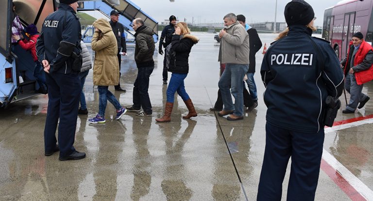 Deutsche Flüchtlingsbilanz: Mehr abgeschoben als aufgenommen – Medien