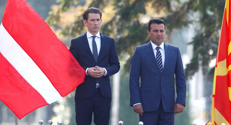 Österreichische Fahne bei Besuch von Kanzler Kurz in Mazedonien verwechselt