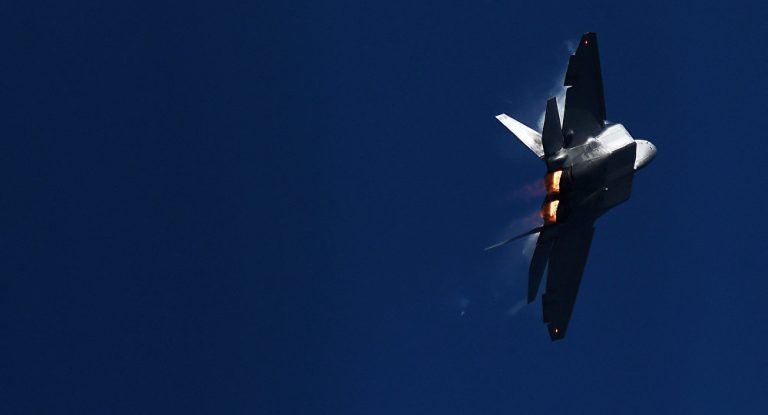Russischer Su-35-Kampfjet ortet „unsichtbaren“ US-Jäger F-22 Raptor