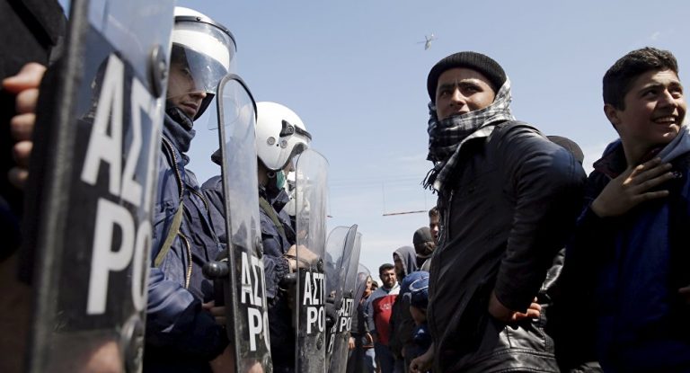 Lesbos: Unzufriedene Migranten schmeißen gespendetes Essen auf die Straßen – VIDEO