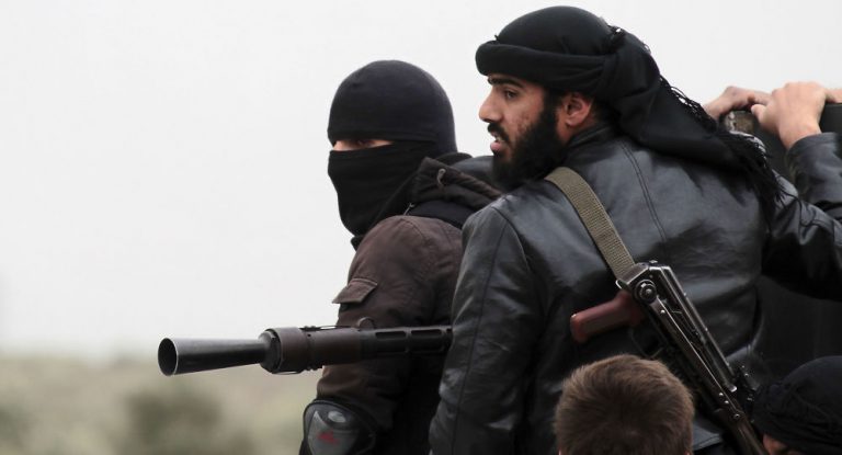 Syrien: IS-Terroristen greifen An-Nusra an und erbeuten Chlor-Fässer – Moskau