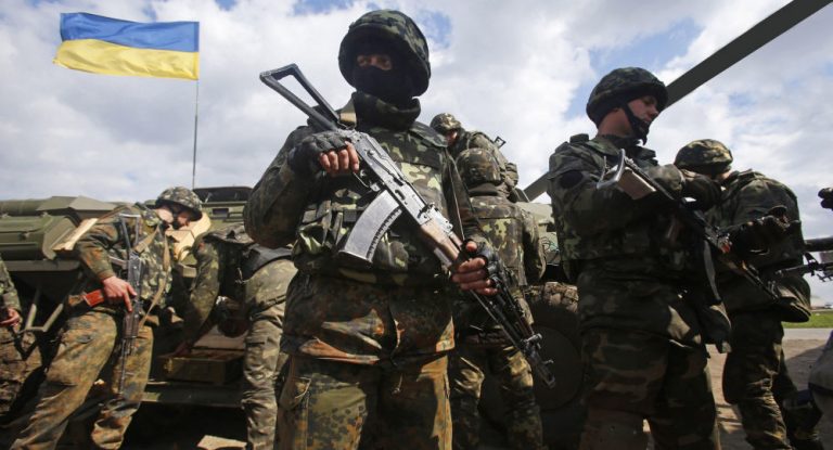 Lugansk: Kiew verlegt trotz Verbots Schwerwaffen in den Donbass
