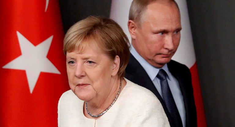 Istanbul: Merkel macht sich lustig über Putins Mantel – VIDEO