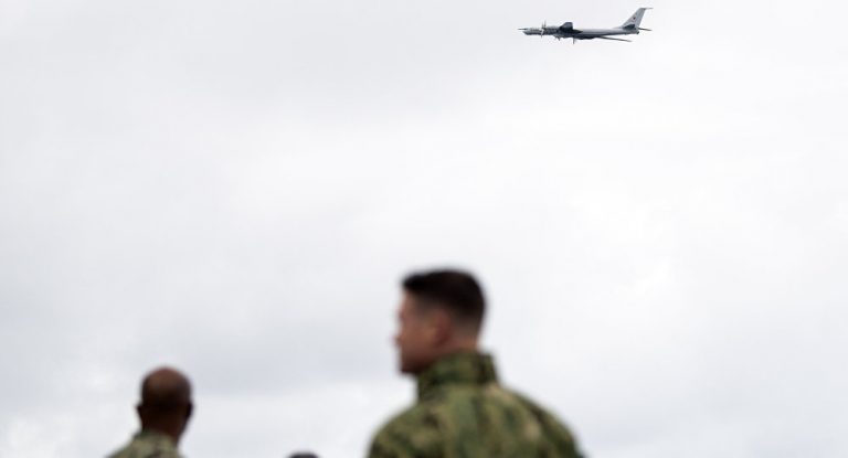 Russische Tu-142 überfliegt US-Kriegsschiffe in geringer Höhe