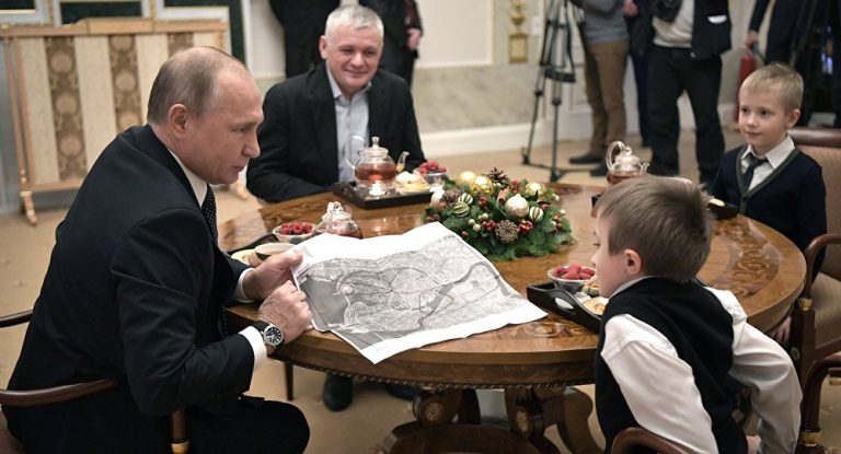 Mit Helikopter über St. Petersburg: Putin erfüllt krankem Jungen seinen Traum – VIDEO