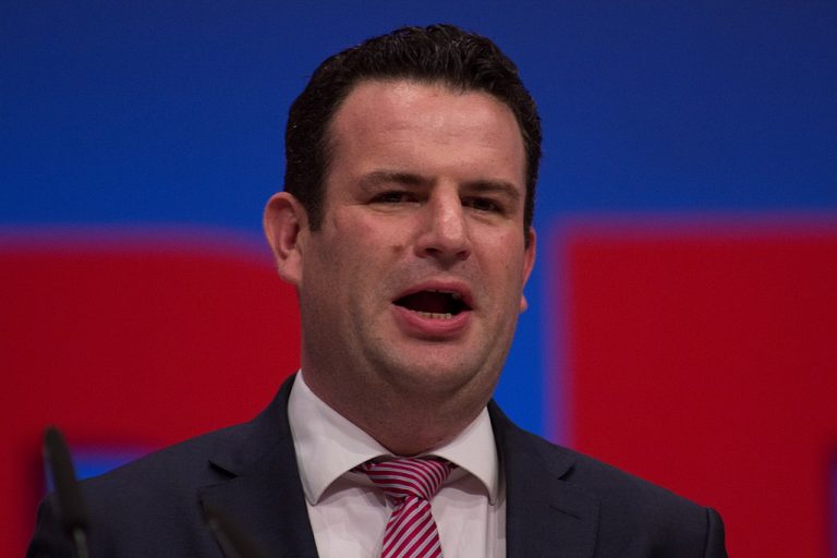 Ist der Arbeitsminister jetzt völlig durchgeknallt?: 10 Euro weniger Geldleistung, 15 Euro mehr Taschengeld für Asylbewerber