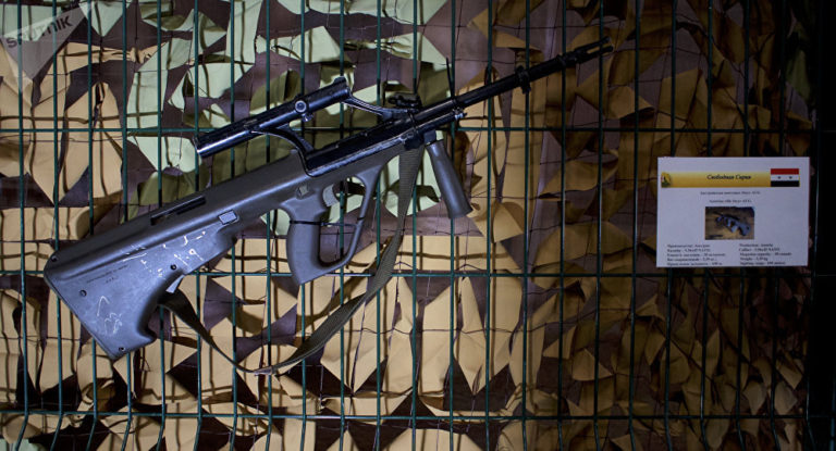 „Made in Austria“: IS-Terrorist posiert mit Steyr-AUG-Sturmgewehr