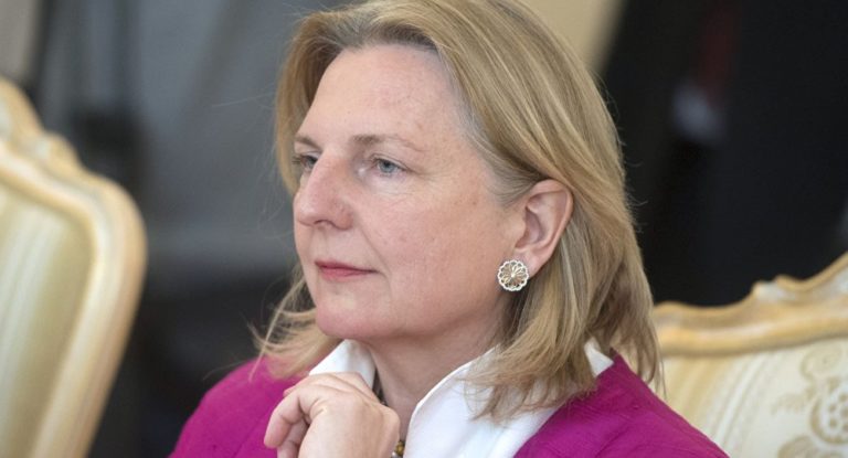 Wie Österreichs Außenministerin Putin traf und mit Lawrow rauchte