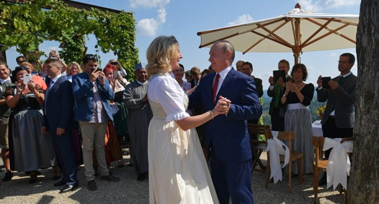 Außenministerin Kneissl möchte schon wieder mit Putin tanzen