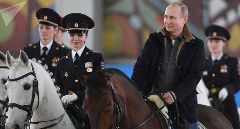 Zum Weltfrauentag: Putin reitet mit Jungpolizistinnen – VIDEOS